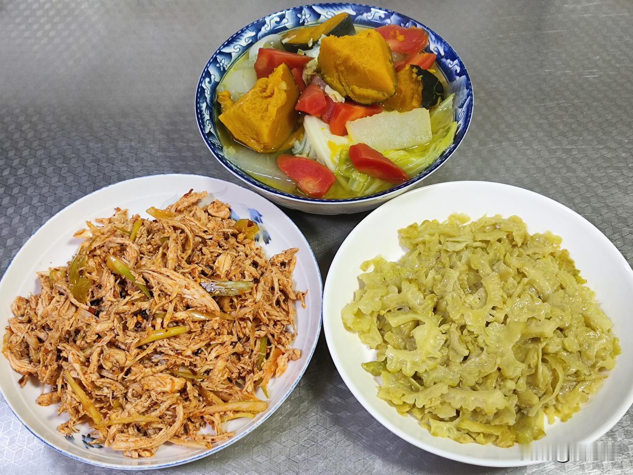 五月七日午餐，我做了两菜一汤一主食。有凉拌鸡肉丝，有素炒苦瓜，汤是蔬菜汤（打卡三