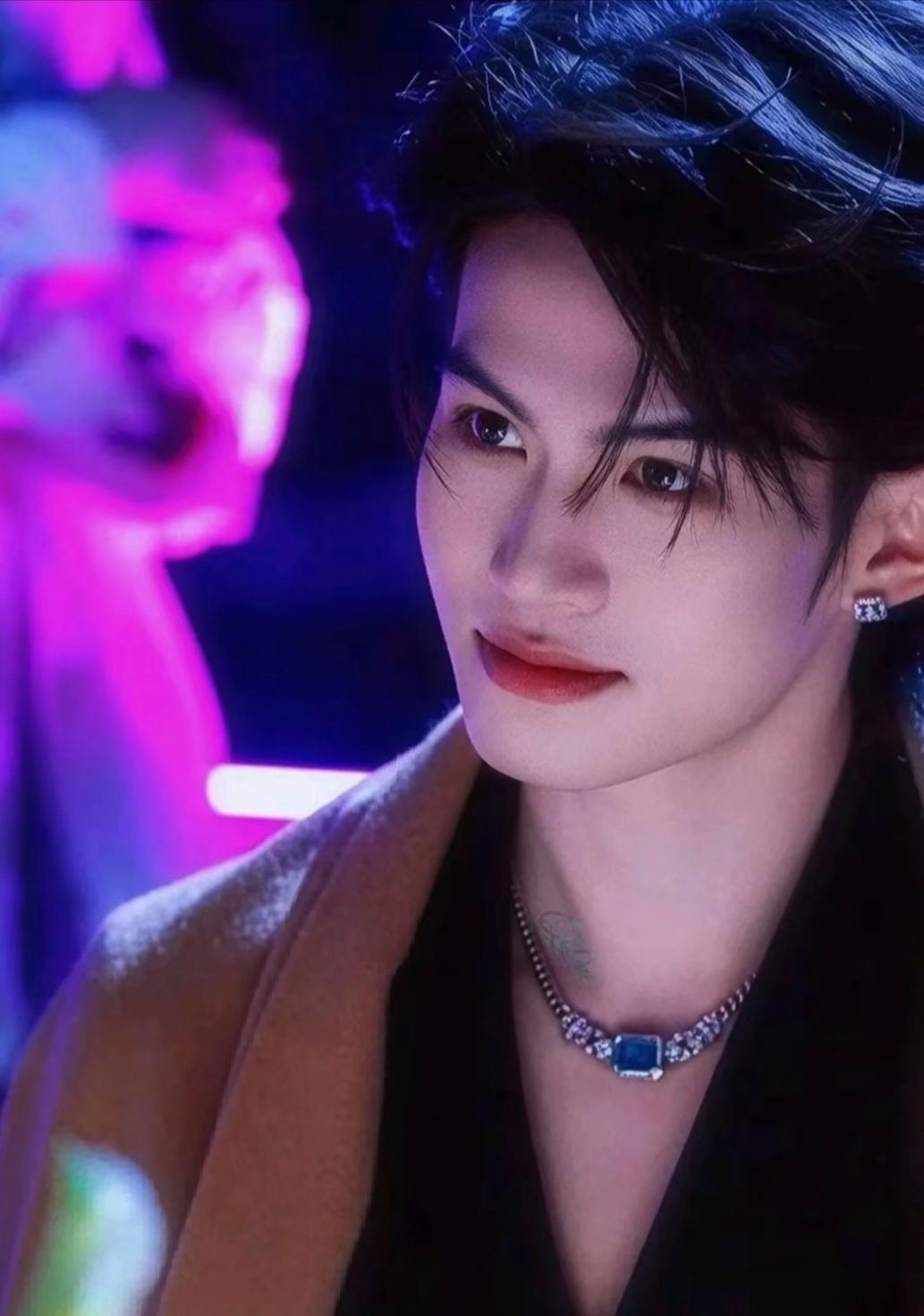 有人评价他的骨相:自带80年代那种特有的骨相美，氛围感，还有股子松弛又明艳的劲