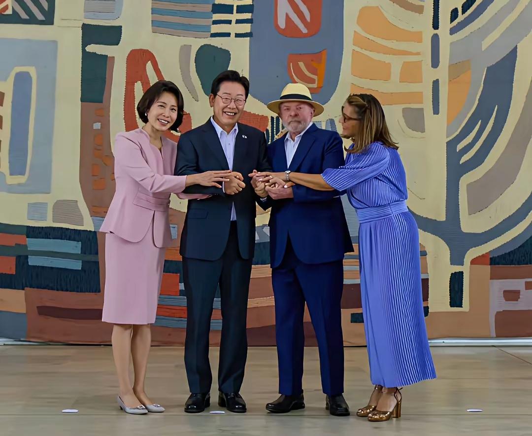 韩国第一夫人金惠景，越来越年轻了！近期的她，又与李在明一起出访了巴西。一套粉