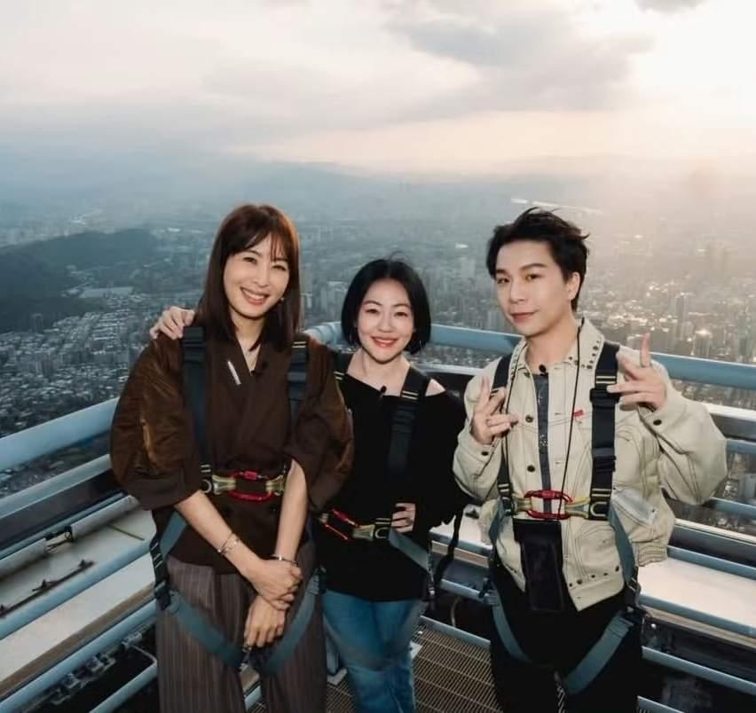 小S为什么不和许雅钧离婚？其实她自己都说两人分房睡了，也清楚老公的心不在她身