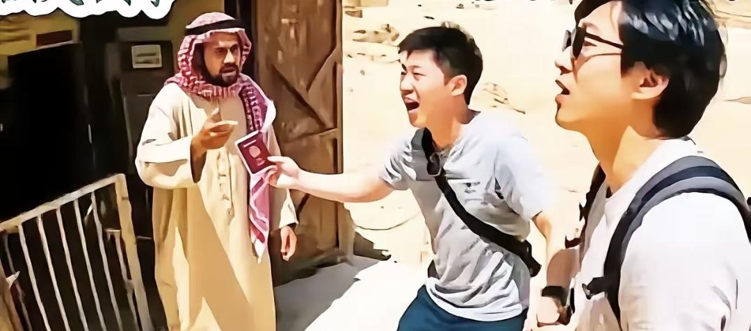 开罗那家餐馆门口，四个东亚人想混进景点，没买票就往里走。老板没急着骂，先问一句“