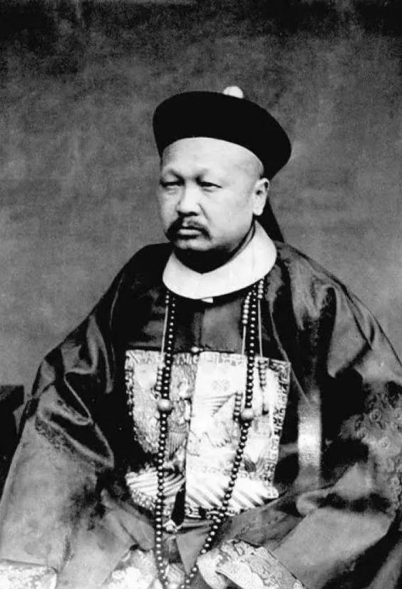 1901年，慈禧为讨好洋人，下令军机大臣赵舒翘自尽。早上8点，赵舒翘先后吞下黄金