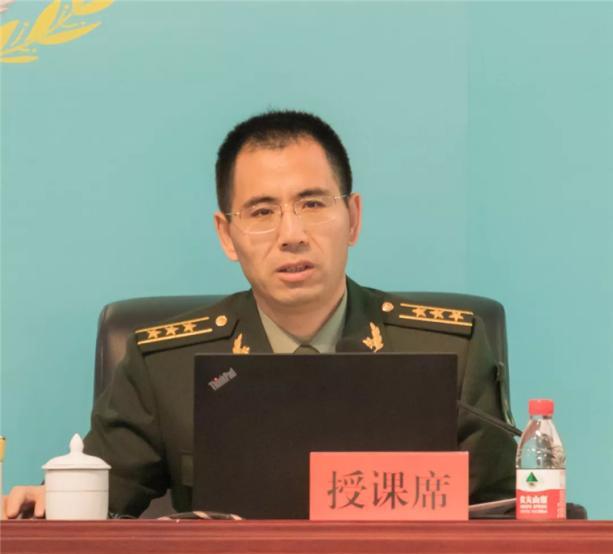 “泪目！”内蒙古一光棍收养两个月大男婴，含辛茹苦把他养大。40年后，男孩当上