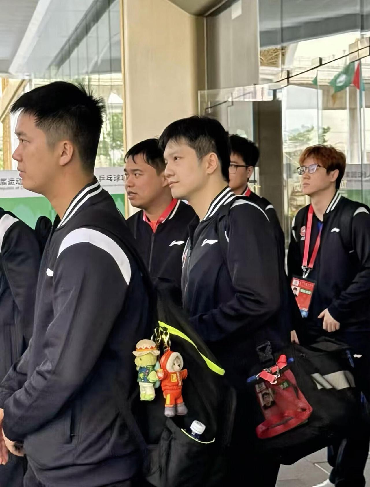 人群中可以一眼就看到，真的好棒的一群人，樊振东在的地方，樊星闪烁！德国的学习不