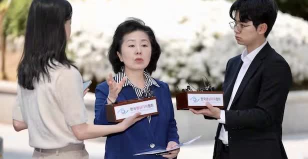 韩国特别检察组传唤涉嫌“介入提名”的前议员金英善，要求其于23日至24日到案接受