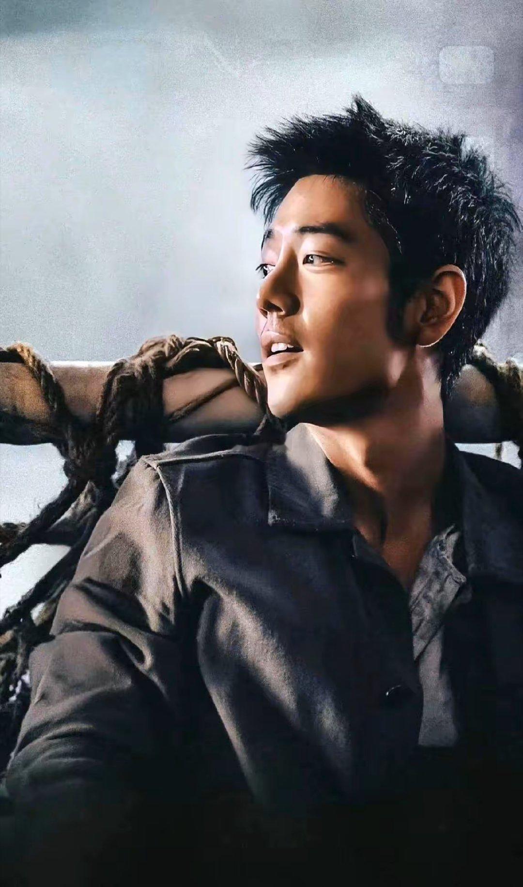 侯鸿亮一句“骨子里的韧”，肖战直接把功劳推回幕后。你以为是谦虚？大错特错！这根本