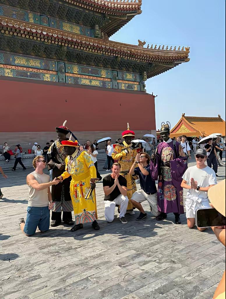 也许出“洋相”是这么来的吧，黑人穿着大清朝服在故宫摆拍，就是不知道手机拍出来的效