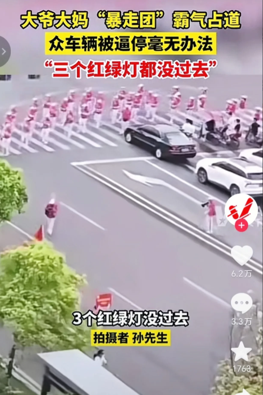 我婆婆参加了暴走团，晚上我问她路上堵车会让救护车吗？她爽快地直接说“那得听队长的