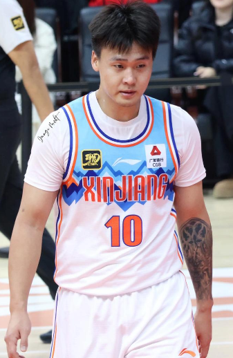 赵睿和王俊杰就是那支亚洲杯男篮的内外核心，看似是少了他俩，维持了主力框架，其实他