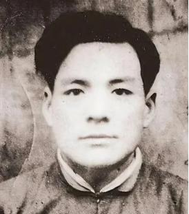 1943年，大汉奸林洪洲在路边解手，一个老汉见他孤身一人，直接一锄头把他敲个半死