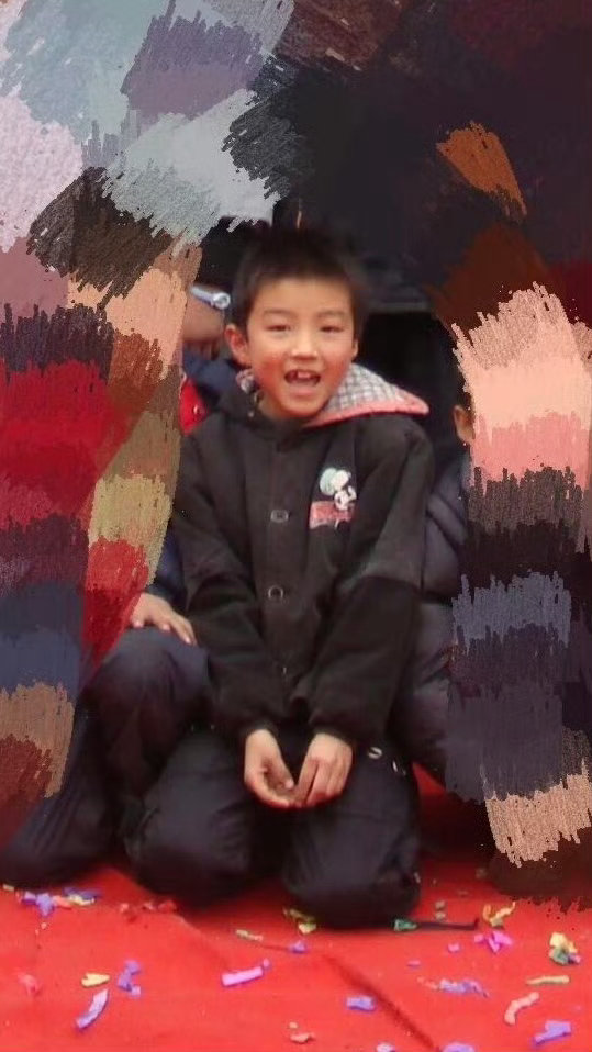 王俊凯都未必有这两张照片这么一看王俊凯完全等比例长大！！