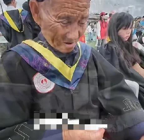 近日，贵阳一大学本科男生“骗”农村70岁的老父亲来参加他的毕业典礼，他告诉老父亲