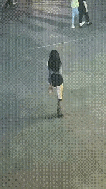 这腿是真的长啊，目测小姐姐有两米高了吧？