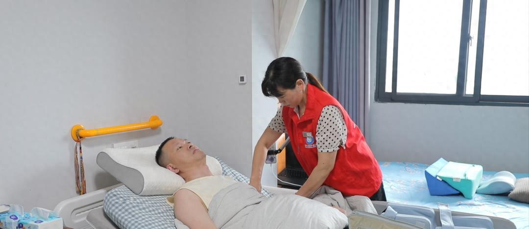 浙江42岁男子意外全身瘫痪，在ICU崩溃：把我救回来是折磨！女友不离不弃照顾60