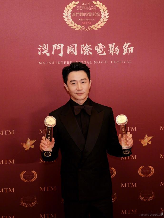 黄轩也太低调了！同时拿下了金莲花的视帝和影帝，却连个热搜都没买。章子怡凭