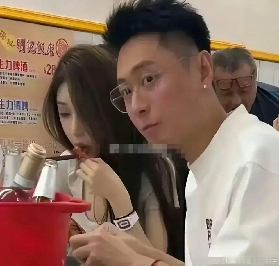 买超新交的女朋友，感觉跟叶珂是同①种类型的，现在男人咋就喜欢这种明显是整容…张嘉