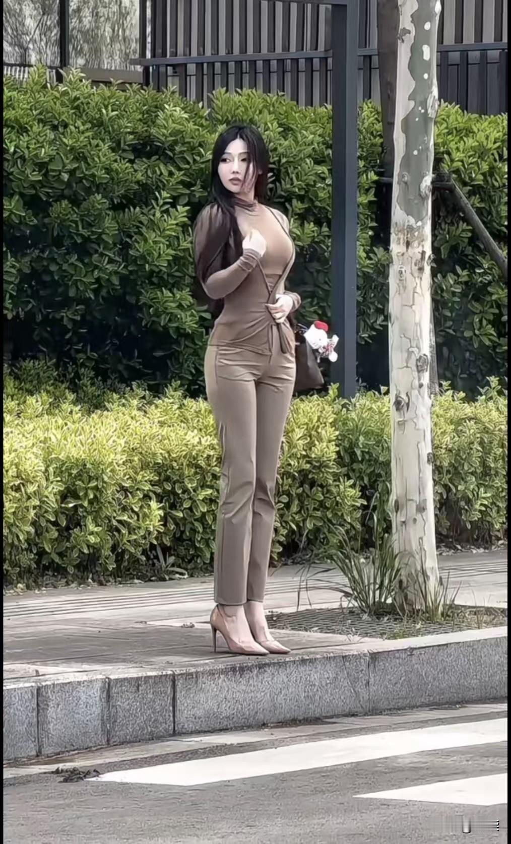 这个小姐姐穿着简单、气质高雅。好想抱回家哦。「图片来源于网络·侵必删」街拍美女