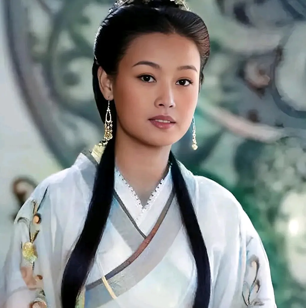 南宋年间，宋理宗赵昀一觉醒来，发现搂着自己的女子又黑又瘦，气得他要处置女子。没想