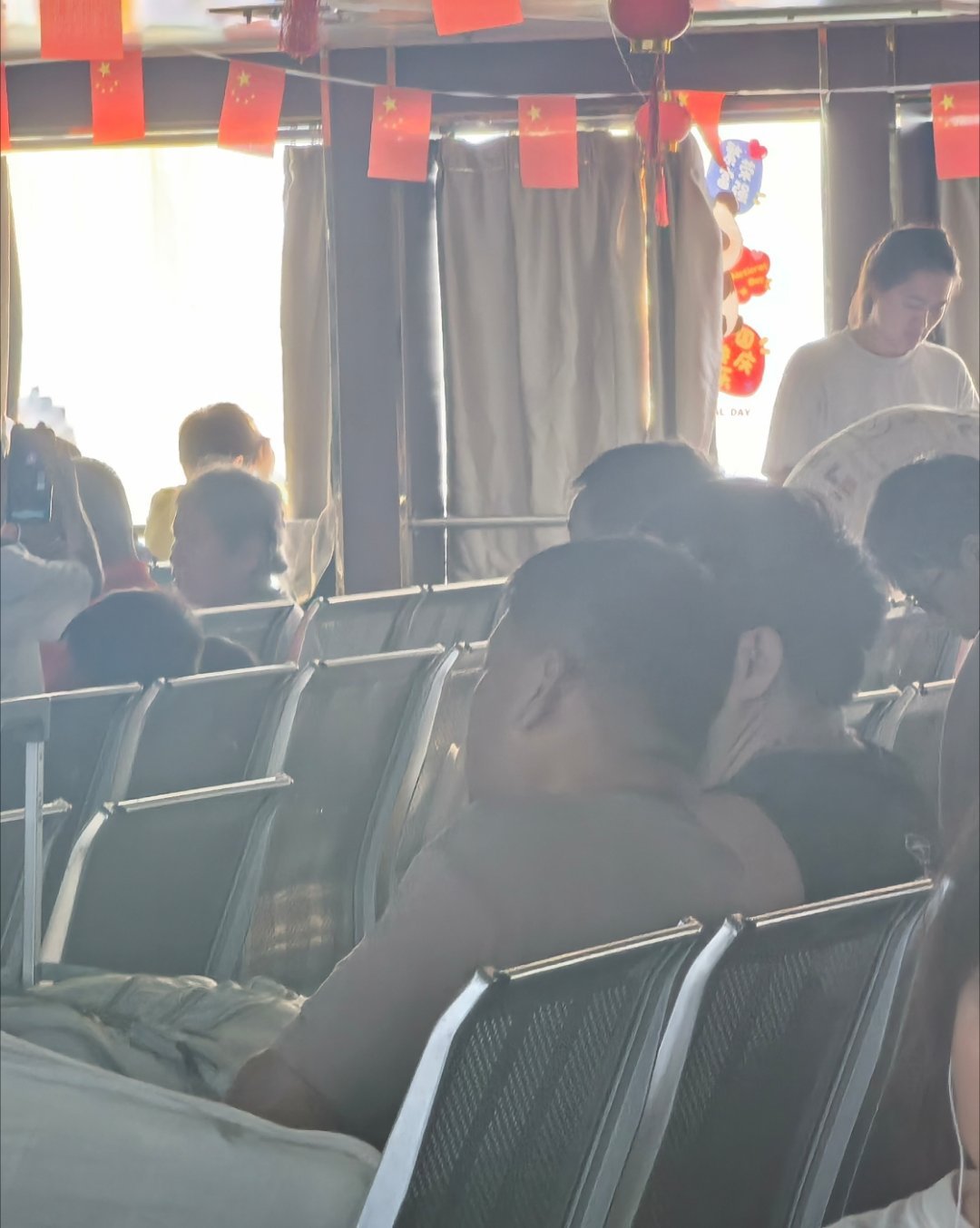 去海南的游轮上～我担心宣哥长期在家带娃，除我之外很少再跟成年人沟通，有得自闭症的风险。于是我分给隔壁