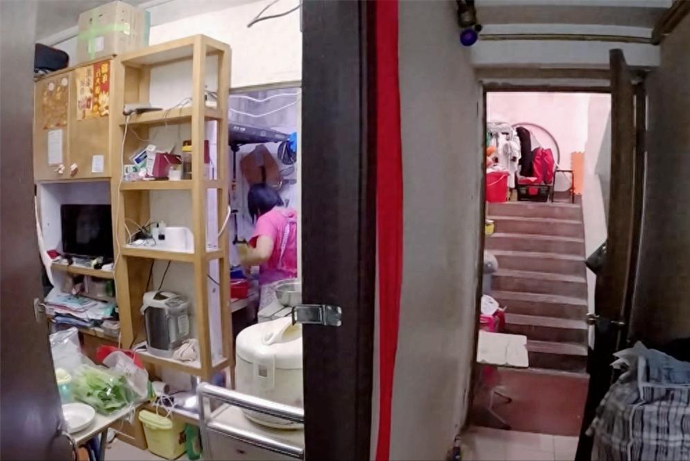 近日，一位香港妈妈分享的6㎡劏房日常刷屏社交平台。推开那扇铁门，没有窗户、没有隔
