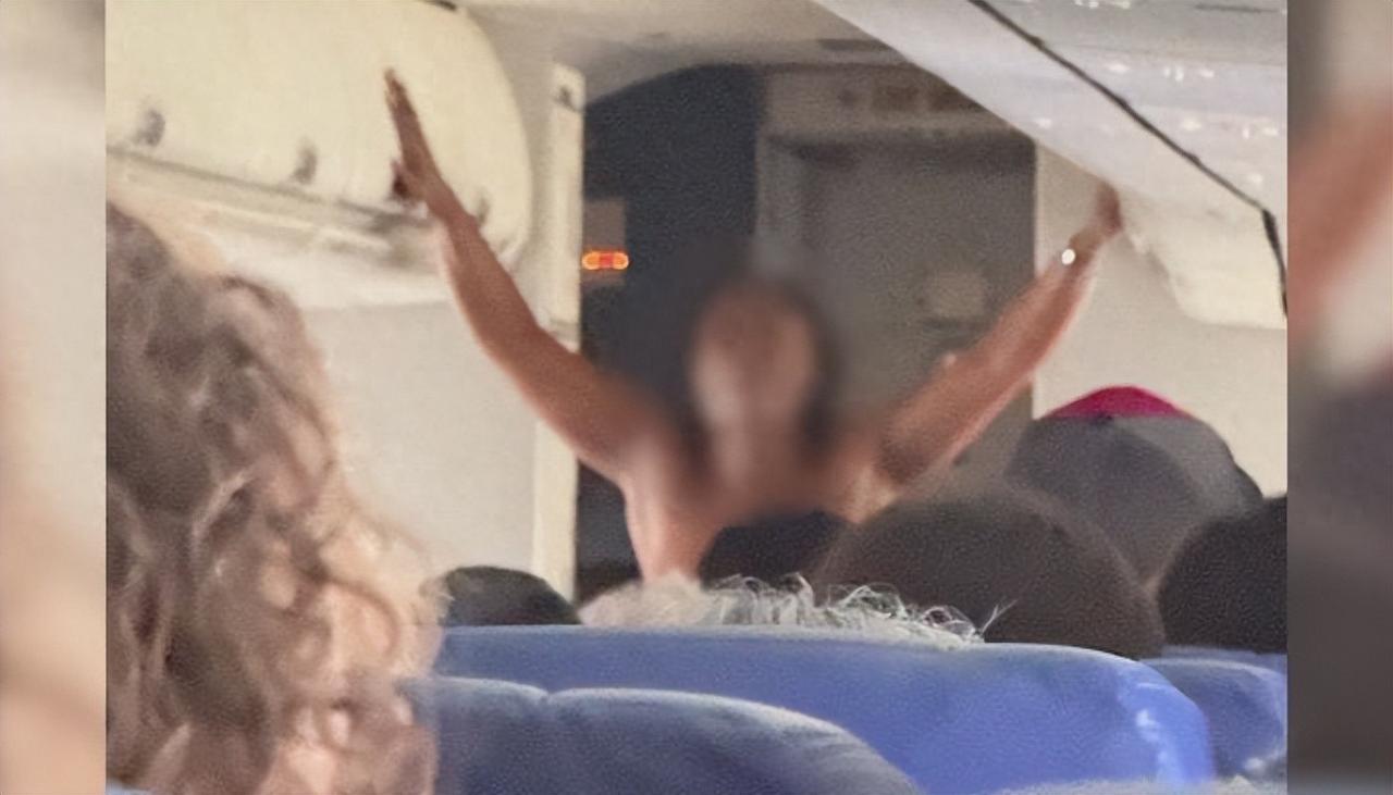 万米高空的客机上，一名女乘客情绪失控，当众脱光衣服，在众多旅客面前做出不雅行为，