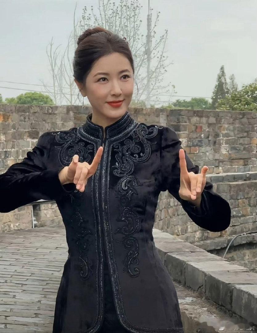 曾黎晒出跨越40年的对比照，时光好像格外优待美人。​​​