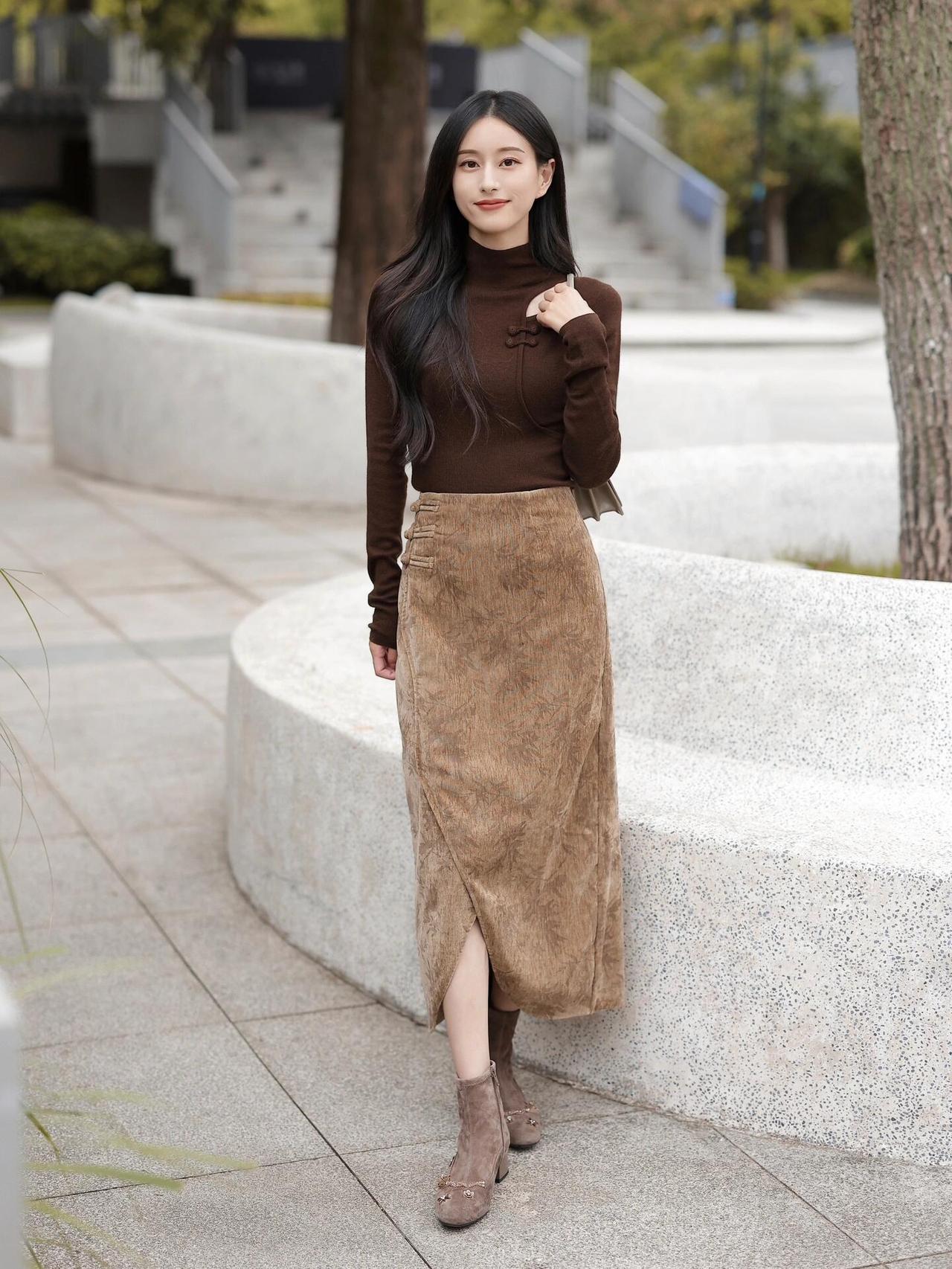 秋日穿搭指南棕色高领毛衣+长裙温暖又时尚