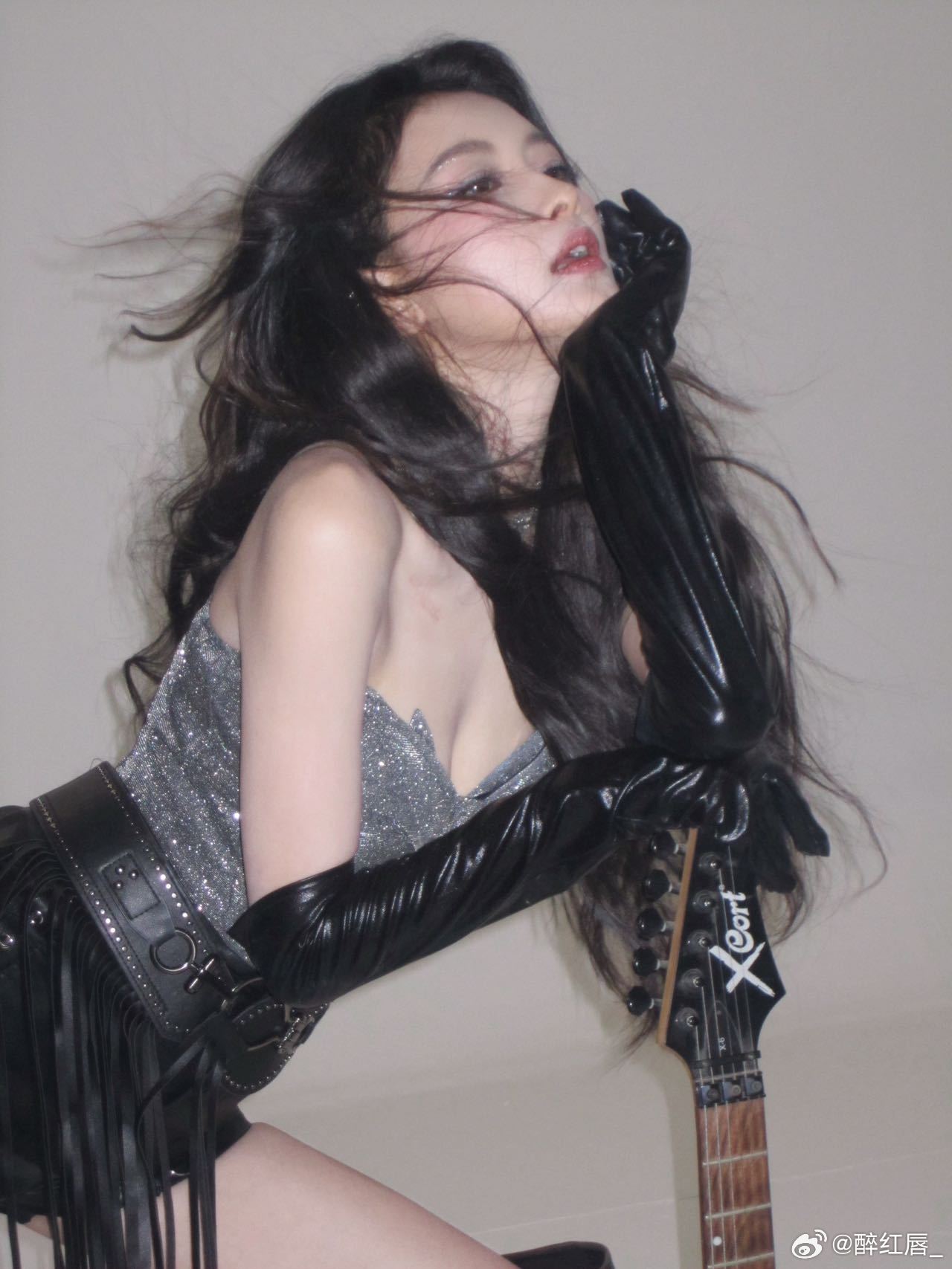 孙怡好美的洋娃娃乘风2026孙怡这套初舞台造型真的太适合她了，大皮靴配大长腿