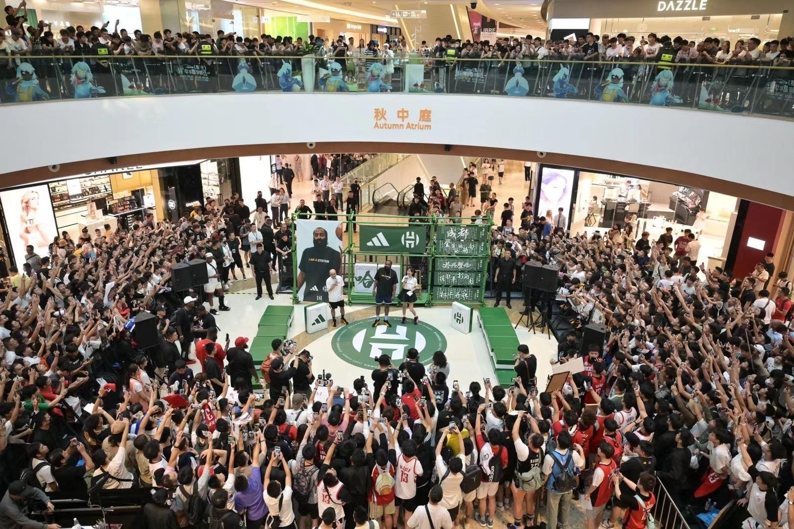 哈登人气为何这么高哈登人气为何这么高？很简单：第一，登哥亲民！积极配合参加中国