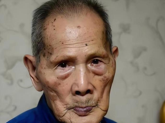 江底惊魂！1941年深夜，少尉排长林孝祥潜伏江中布雷，左臂突然被猛地咬住，钻心剧