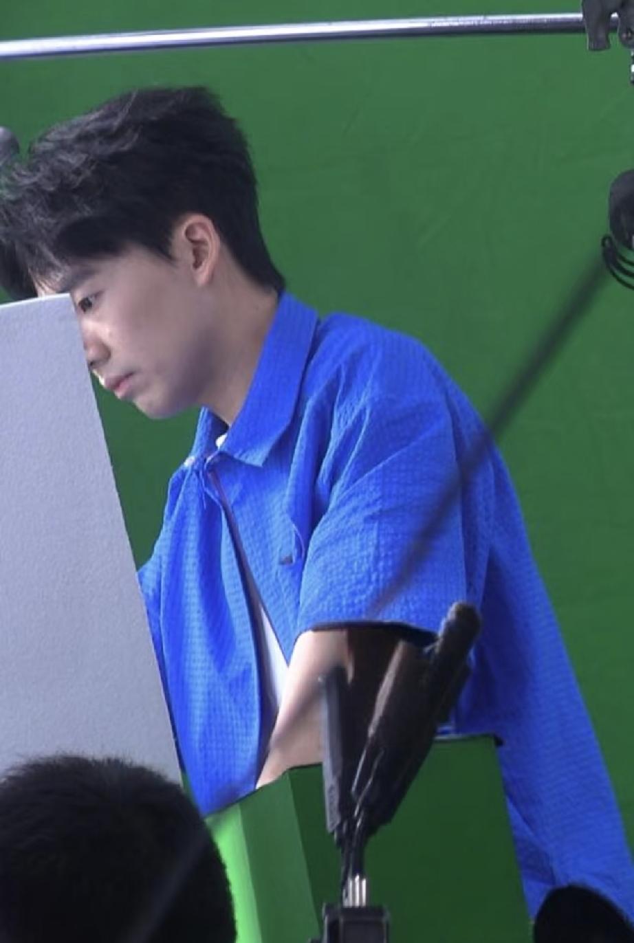 8月20日，郭麒麟拍广告的花絮曝光，网友猜测是百事可乐，他穿着蓝色衬衫，面相不是