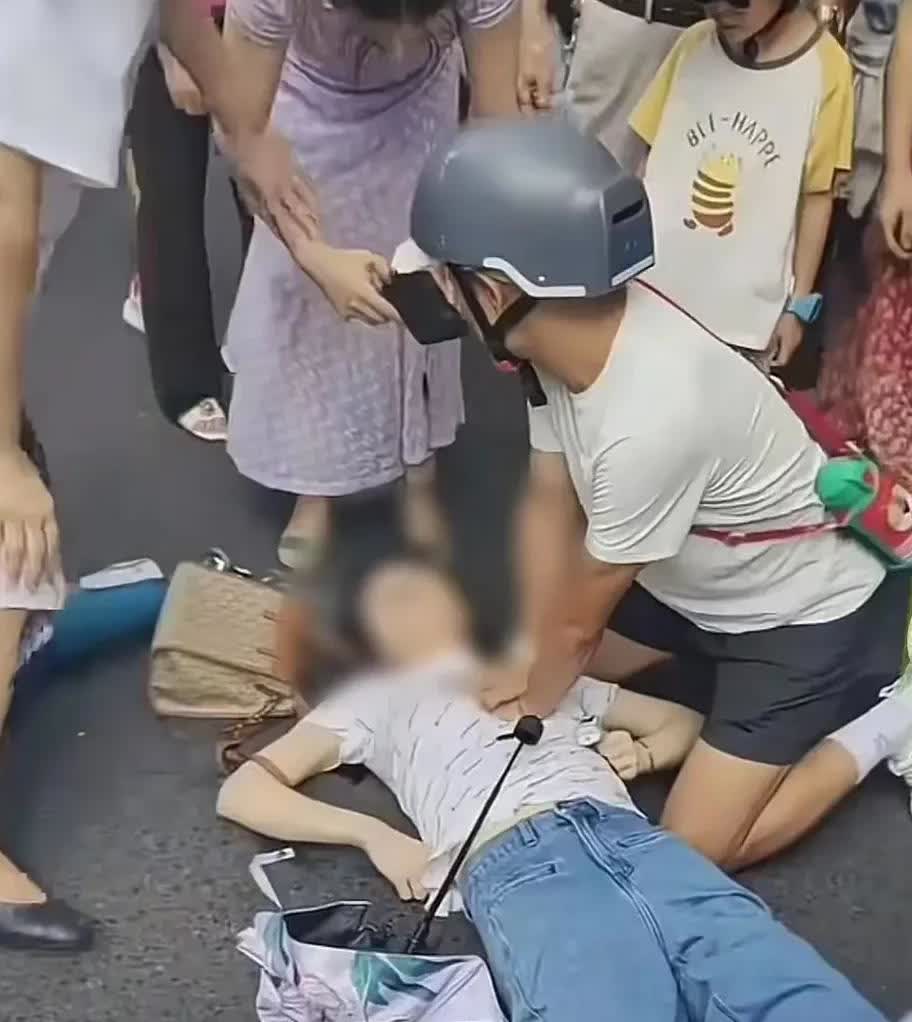 湖南衡阳，42岁的盘先生路遇一名突然昏倒在地的女子，见其已经丧失意识，毫不犹豫跪