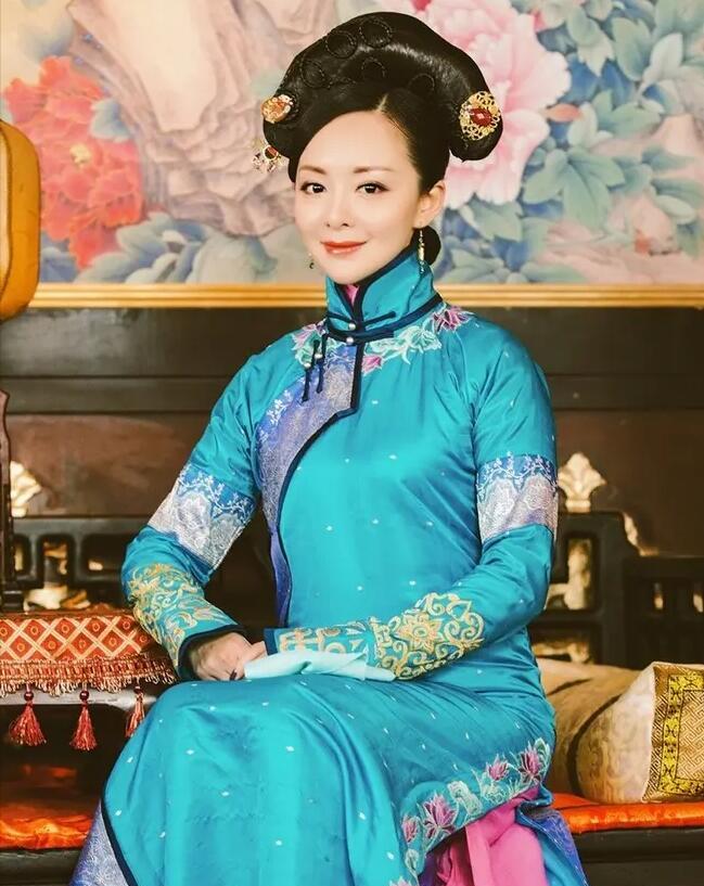 1585年，努尔哈赤的堂哥去世，26岁的他却找堂嫂说：“你丧夫，我丧妻，不如我们