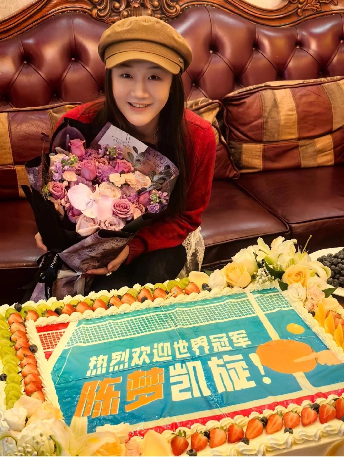 家人定制大蛋糕欢迎凯旋归来的陈梦—仪式感十足回家真好，这个超大蛋糕🍰整个家