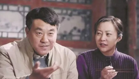 2015年，何冰拿着《情满四合院》的剧本，跟导演刘家成说：“这里面怎么还有吻戏啊