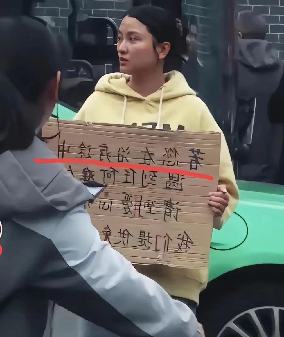 成都华西医院门口，最近出了个让人直摇头的新鲜事。一个小姑娘天天举着个破纸板，上面