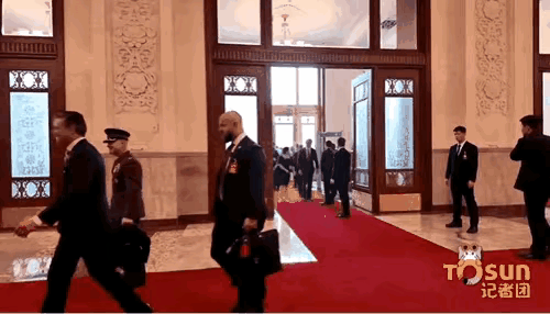 马斯克走进大会堂，昂首挺胸，阔步前行，感觉是自带气场，所以他也见过很多大世面，参