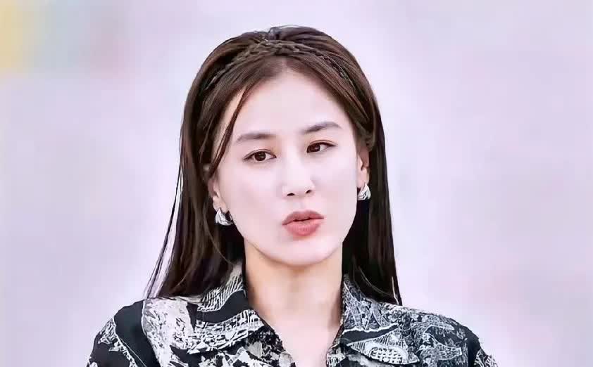 大家发现了没？黄圣依有一个特别的爱好。那就是，只要她有钱了，明明