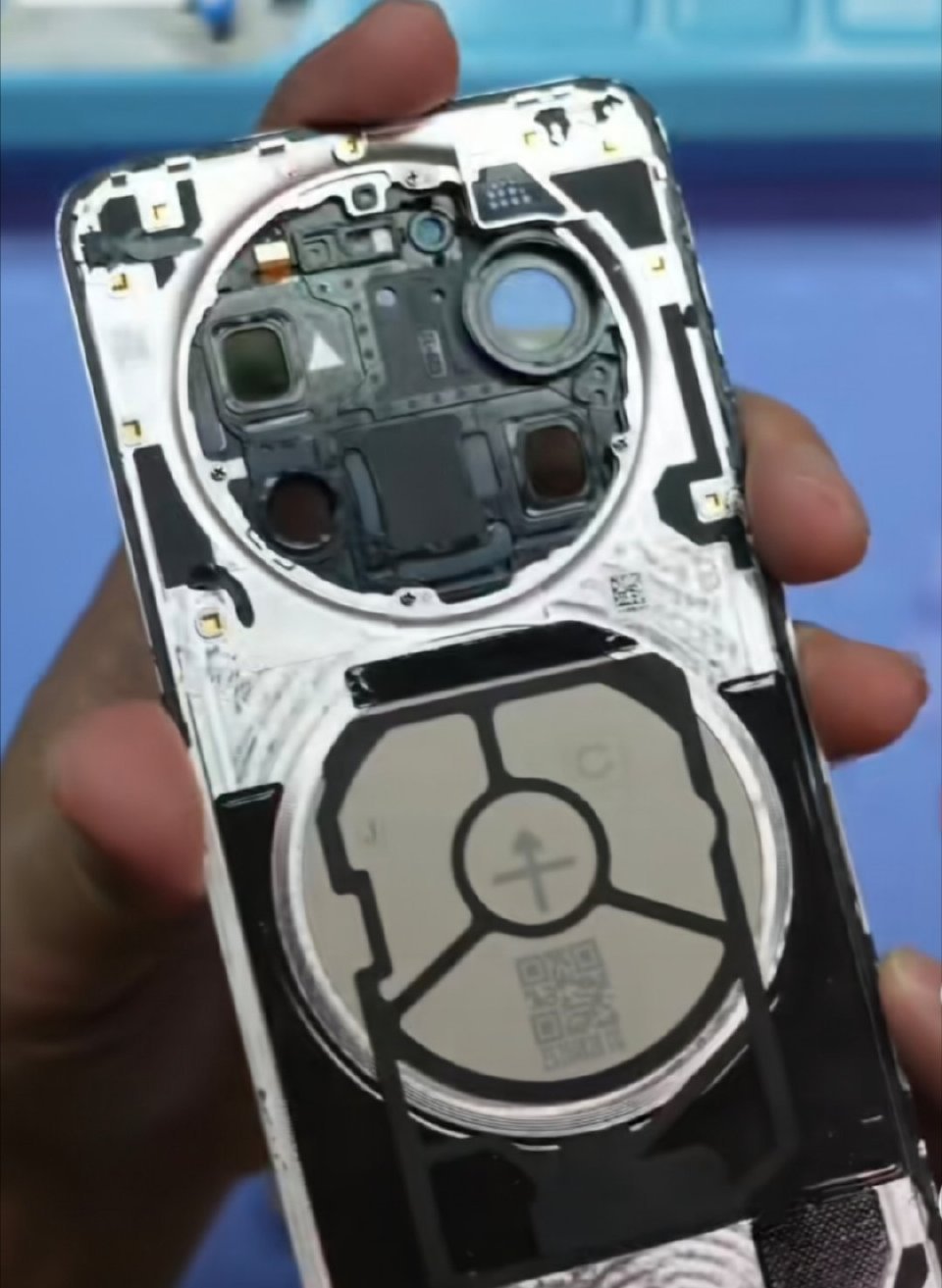 华为Mate80ProMax拆解出的后盖，全金属一体成型，连同镜头Deco的弧