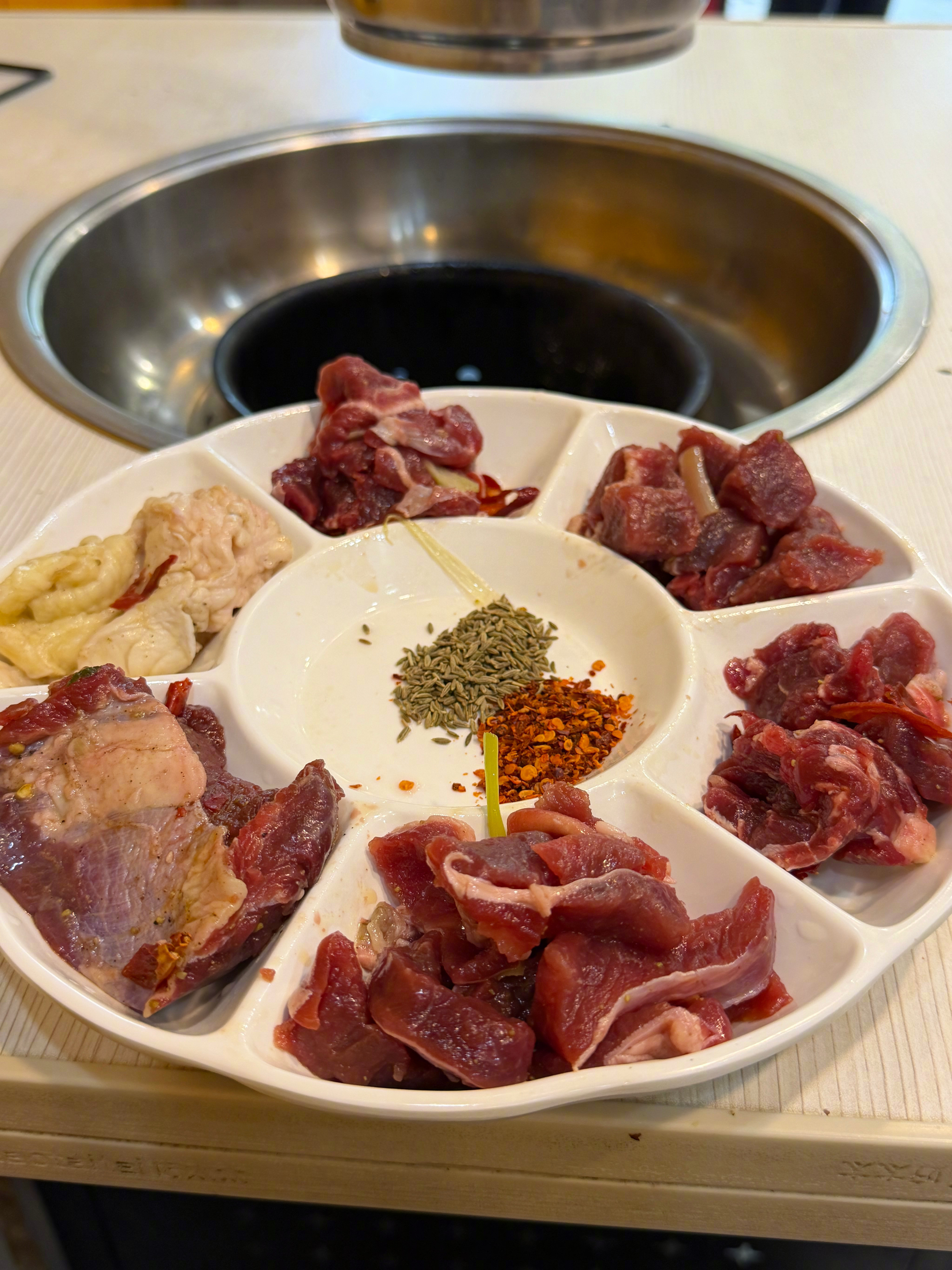 对不起，你们知道生肉有多好吃吗……以前我每次看到老外吃三分熟五分熟牛排，我都会很