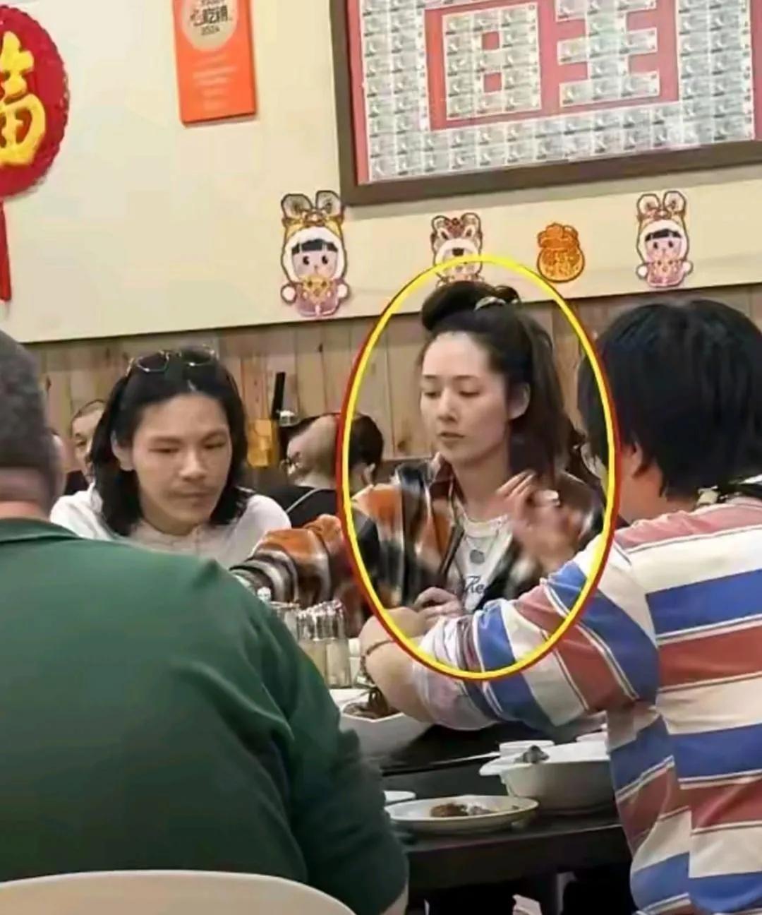 哇塞，素颜出镜的郭碧婷几乎认不出来啦！画面中的郭碧婷长发随意挽起，皮肤发暗，鼻