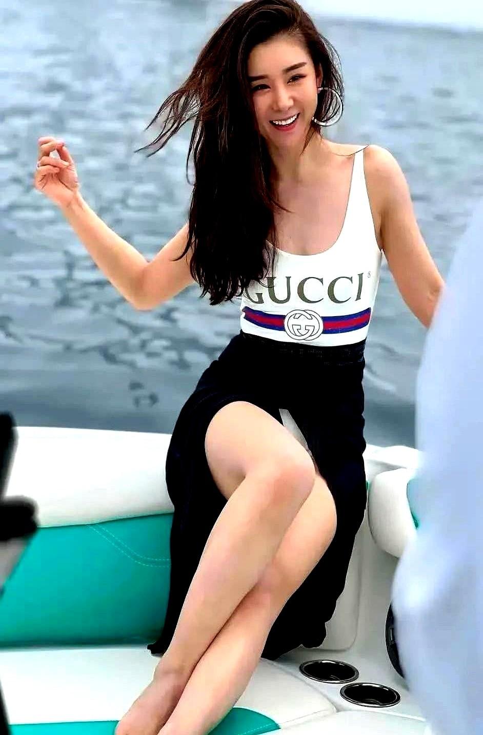 40岁的演员李小萌因一张赤脚坐船的照片登上热搜，身材管理引发热议。她把身材当