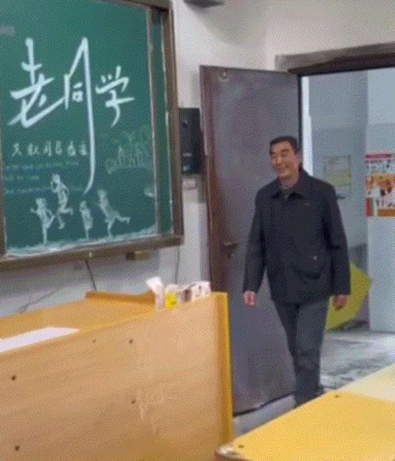 湖南一中学，76年毕业的一个班学生，时隔50年后，全班同学协同班主任再聚会。虽然