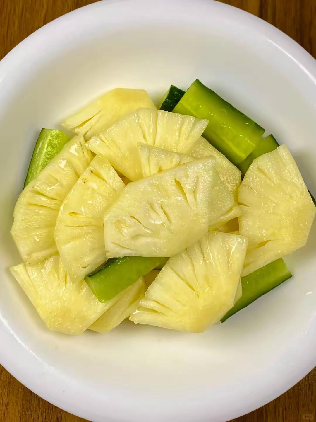 有幸在亲戚家尝了一道菜，第一眼以为是黑暗料理，吃完直接被惊艳到了！本来看到菠萝