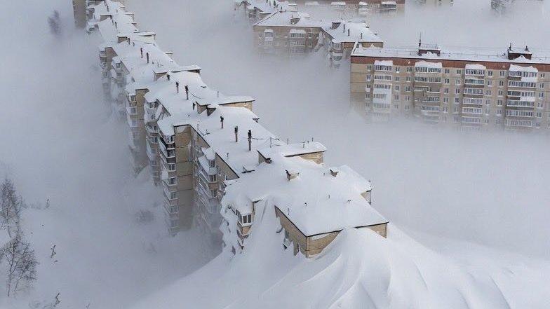 堪察加半岛的暴风雪之后的城市！俄罗斯的堪察加半岛城市：彼得罗巴甫洛夫斯克，在