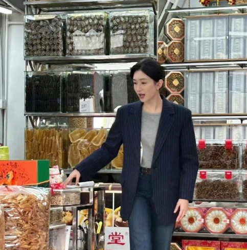 江疏影生图，脸是有点松垮，但是皮肤真的又白又好​​​