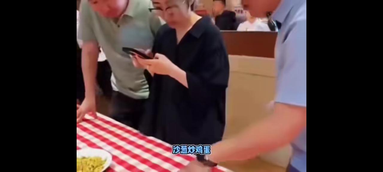 刷到西贝老板贾国龙的试吃视频，真的越看越膈应！一桌子菜摆得满满当当，他倒好，啥