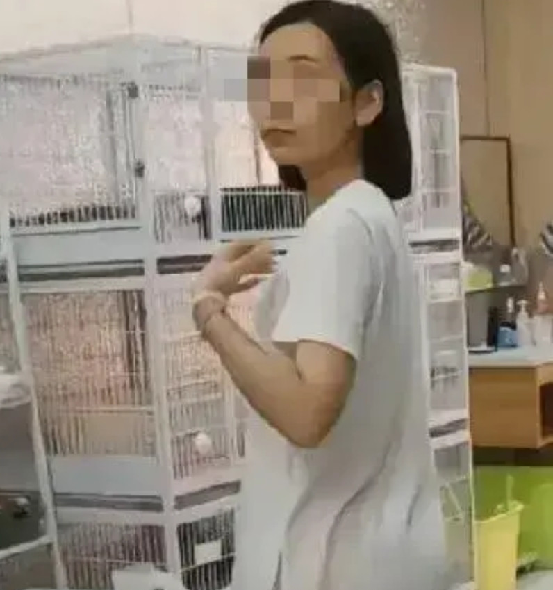 沈阳虐猫致4只小猫死的邓某，因为这次行为之后，她的工作丢的可能性很大了，单位是不