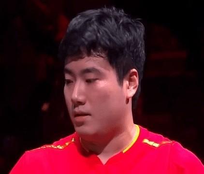 林高远摸了球台，没说话。梁靖崑转过身，带头鼓掌。没人喊退役，但所有人都懂，这