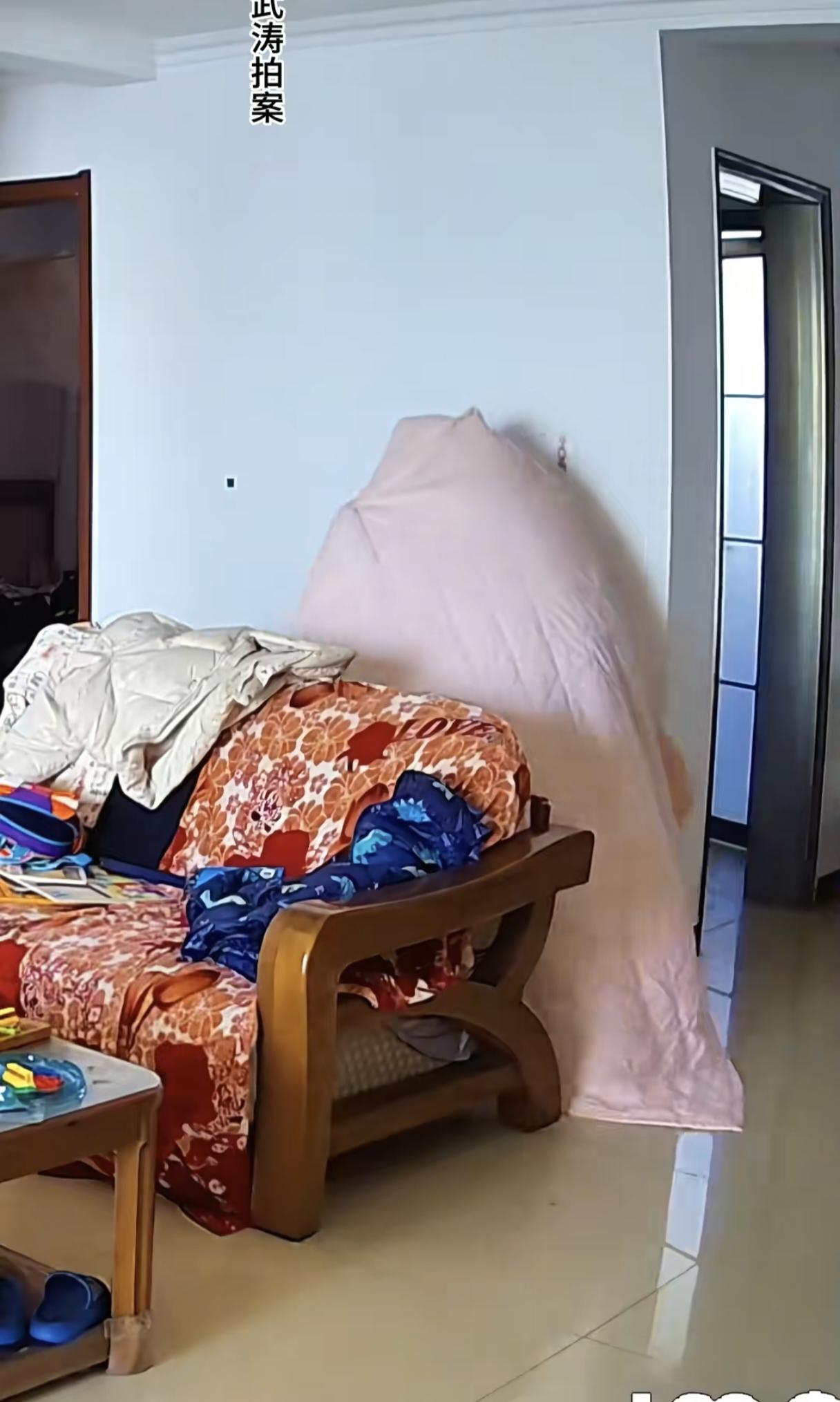 “跟俺爸说声，我不回家过年了。”50岁男子盗窃，看到监控后，用被子将自己蒙住，警